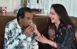 Dharmendra & Hema Malini Charm Fans In Unseen Dariya Mein Phenk Do Chabi Video