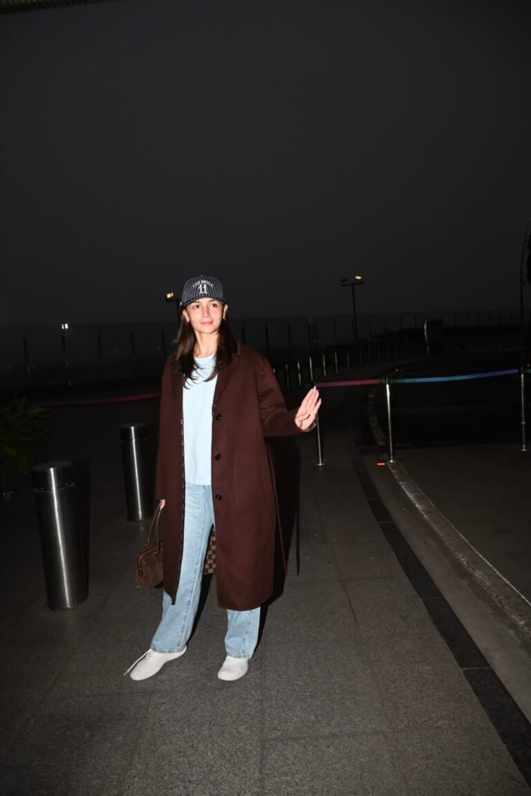 Alia Bhatt Trolled for ‘Copying’ Deepika Padukone’s Airport Style; Internet Divided Over Casual Look