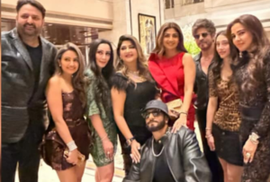 Shah Rukh Khan poses with Ranveer Singh amid ignoring Dhurandhar