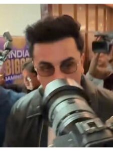 Ranbir Kapoor Asks The Cameraman To Back Off; 'Camera Mooh Ke Andar Daal Raha Hai' Ranbir Kapoor Asks The Cameraman To Back Off; 'Camera Mooh Ke Andar Daal Raha Hai'